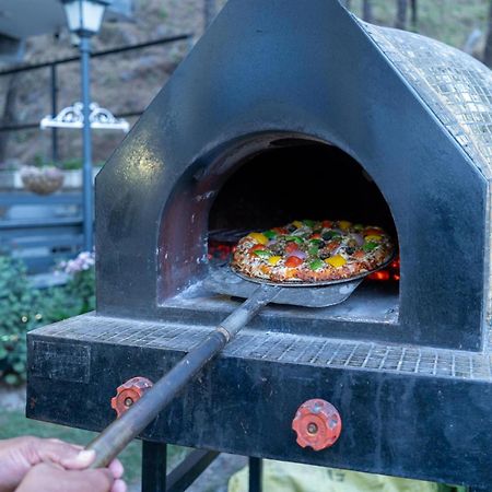 Stayvista At Floradale W Jacuzzi & Wood-Fire Pizza Касаулі Екстер'єр фото