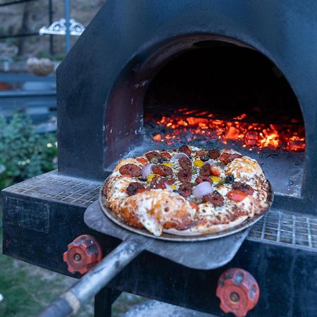 Stayvista At Floradale W Jacuzzi & Wood-Fire Pizza Касаулі Екстер'єр фото