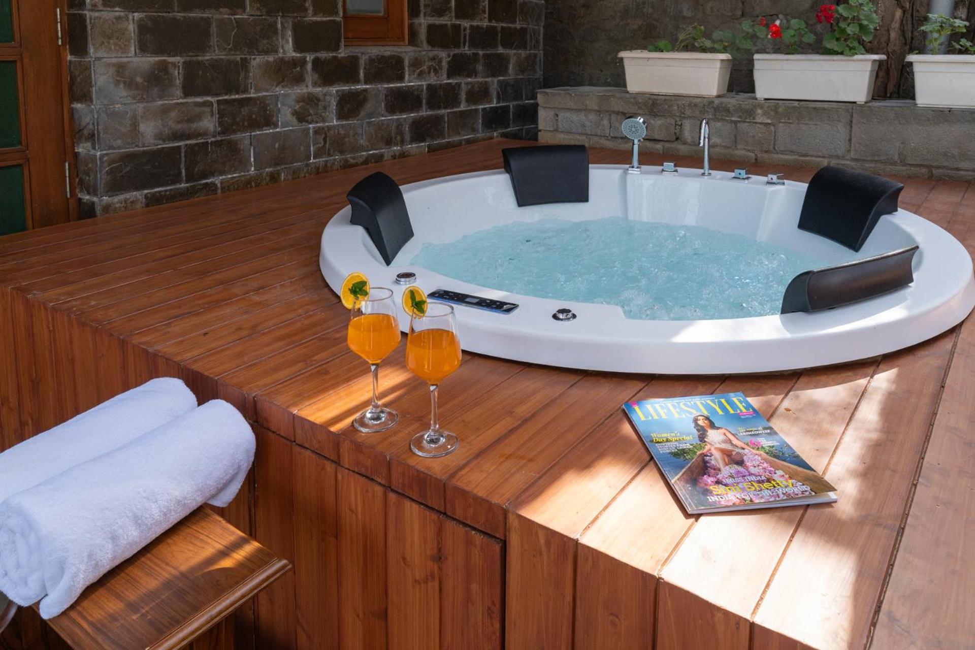 Stayvista At Floradale W Jacuzzi & Wood-Fire Pizza Касаулі Екстер'єр фото