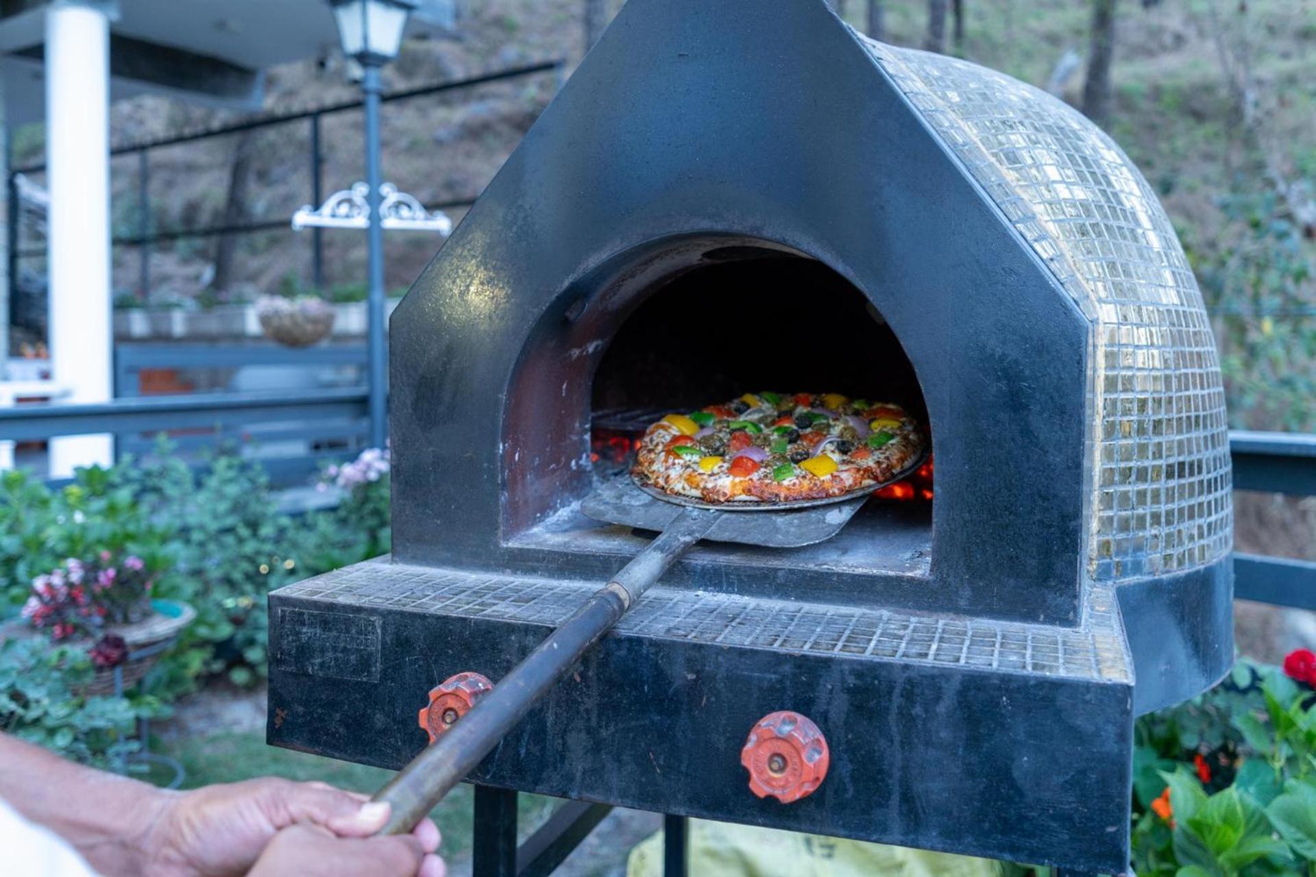 Stayvista At Floradale W Jacuzzi & Wood-Fire Pizza Касаулі Екстер'єр фото