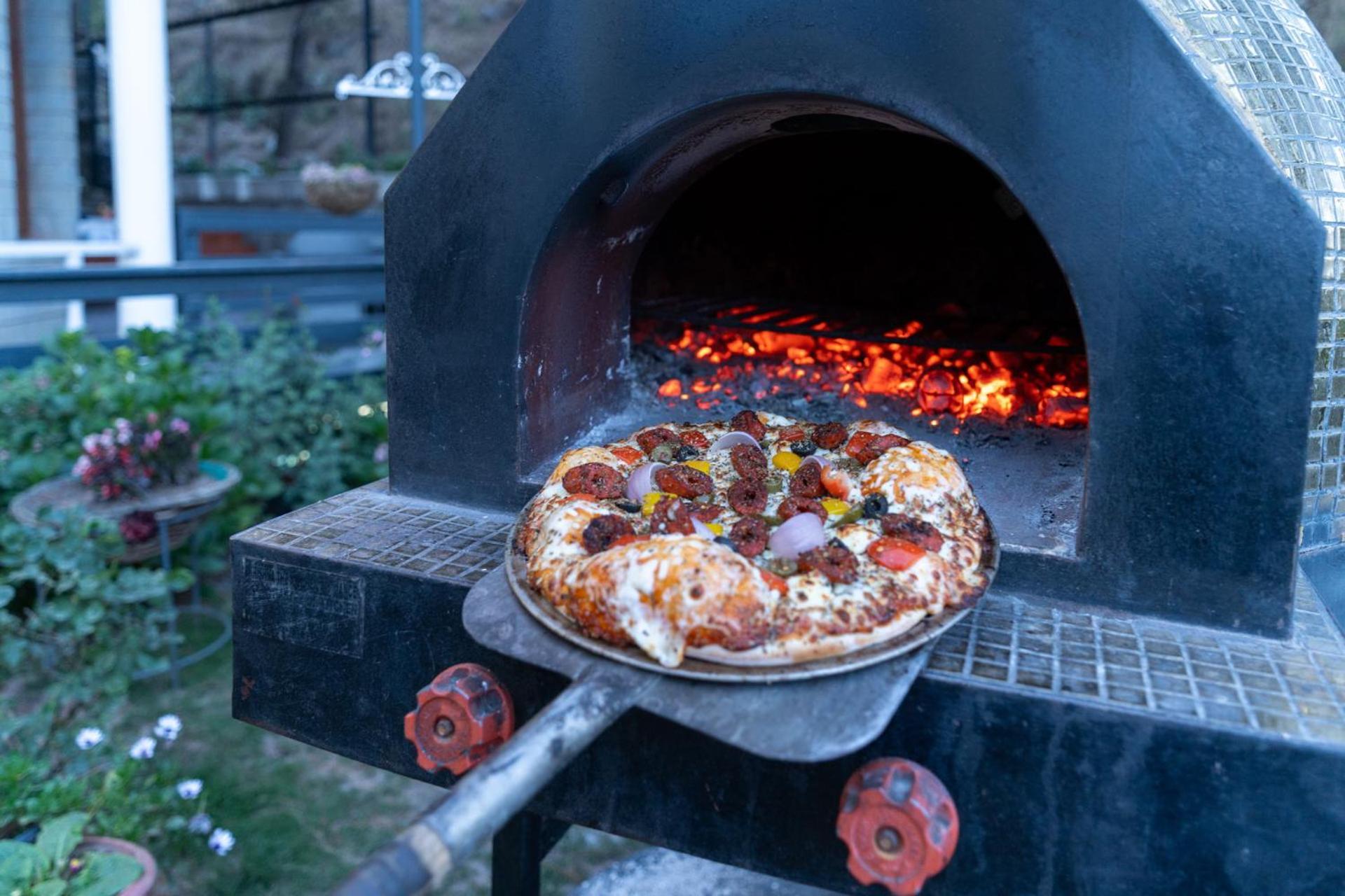 Stayvista At Floradale W Jacuzzi & Wood-Fire Pizza Касаулі Екстер'єр фото