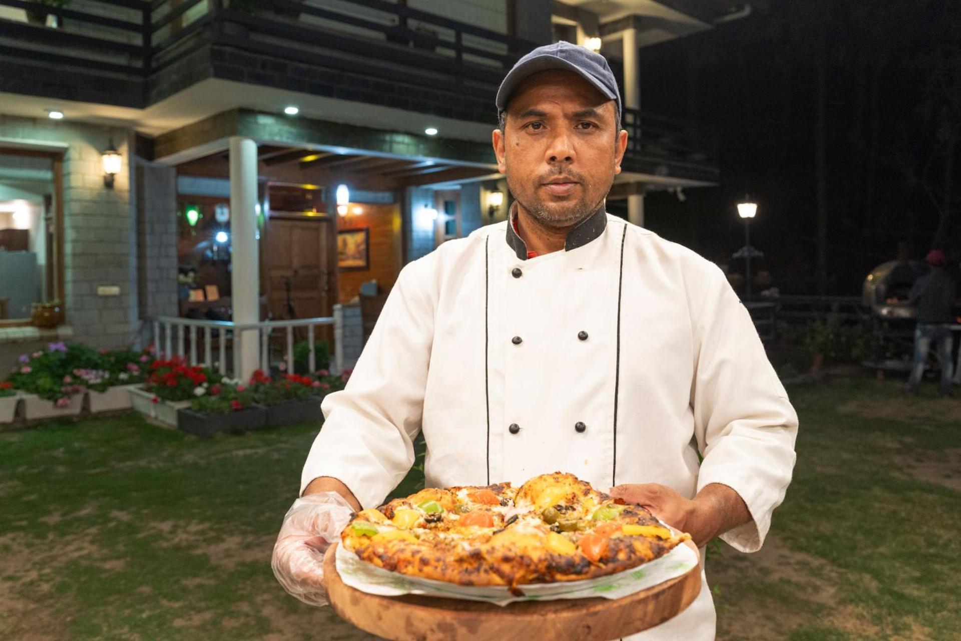 Stayvista At Floradale W Jacuzzi & Wood-Fire Pizza Касаулі Екстер'єр фото