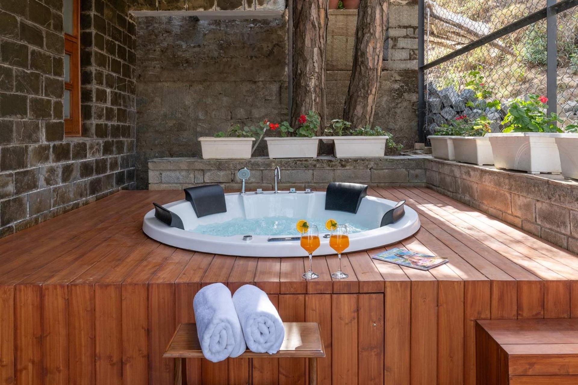 Stayvista At Floradale W Jacuzzi & Wood-Fire Pizza Касаулі Екстер'єр фото
